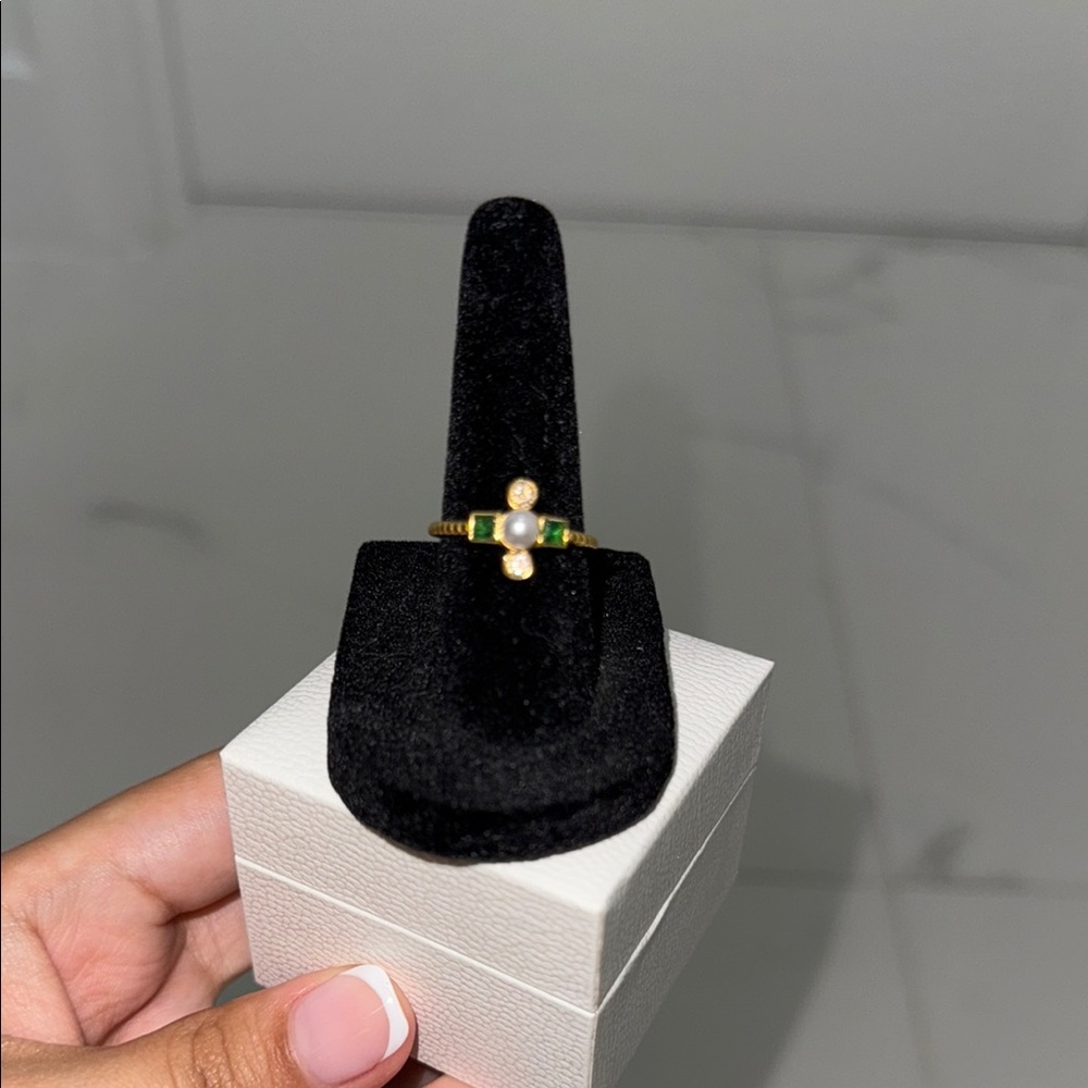 Elegant Gold and Green Women's Ring